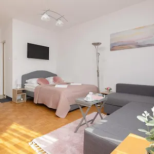 warszawa-ursynw-cozy-studio-with-balcony-by-renters.warsawhotelspoland.com/